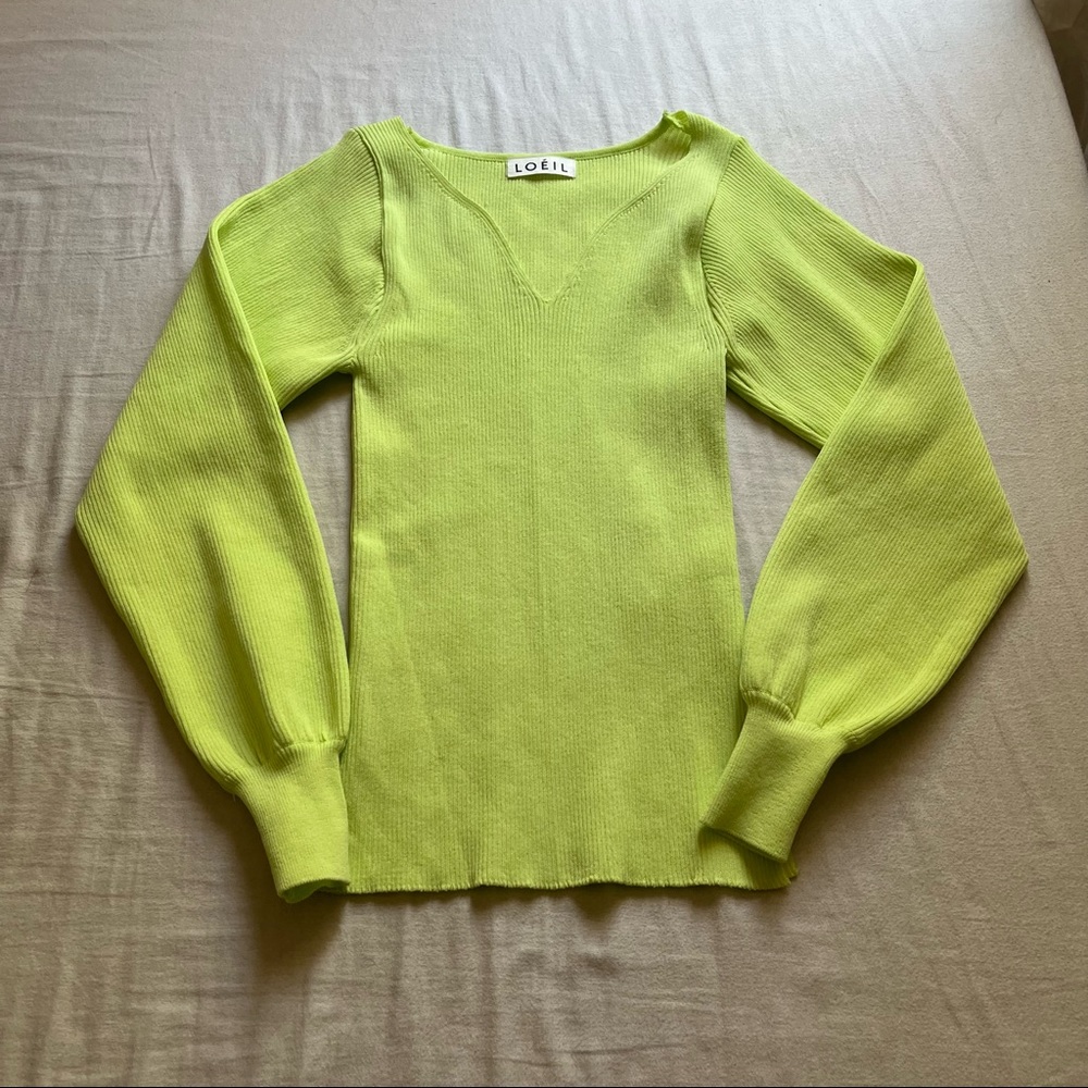 Loeil green knit sweetheart neck fitted long puff sleeve sweater.